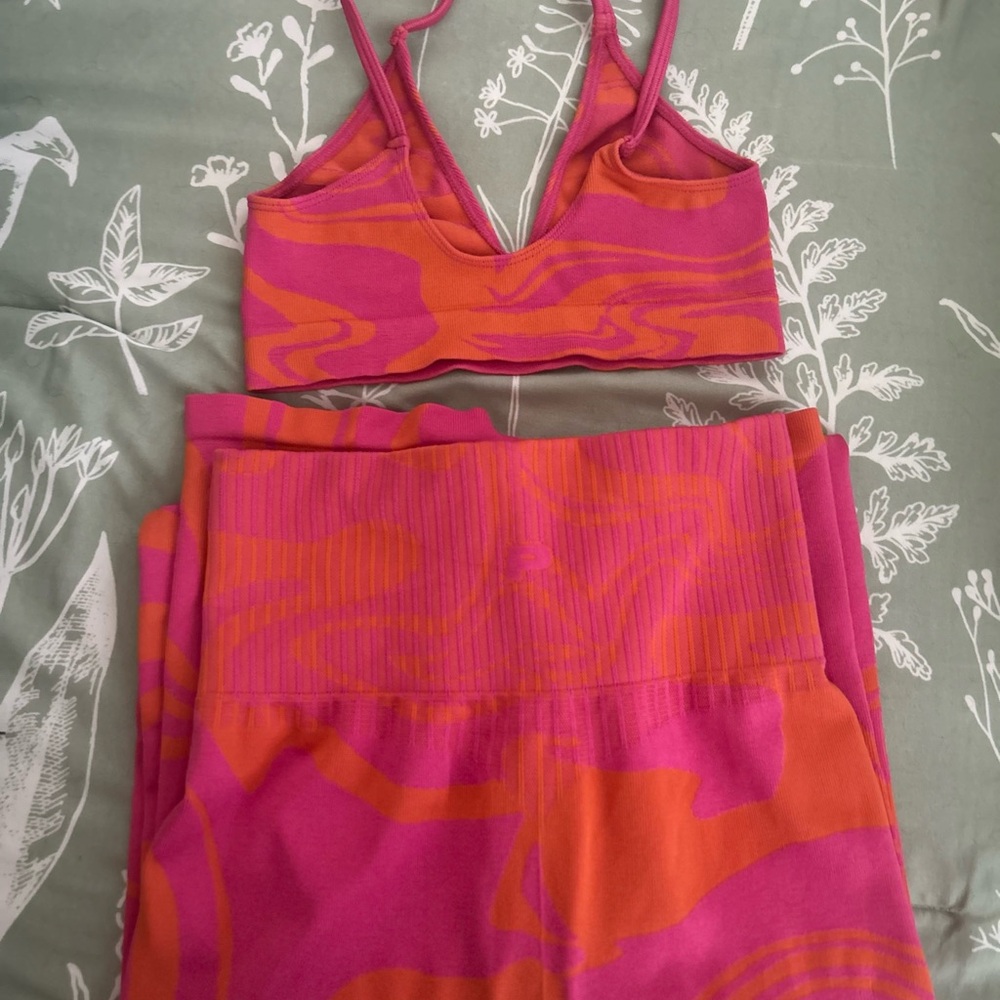 Never worn, brand new Prozis workout set. Super cute and comfy 🧘🏼‍♀️🤩